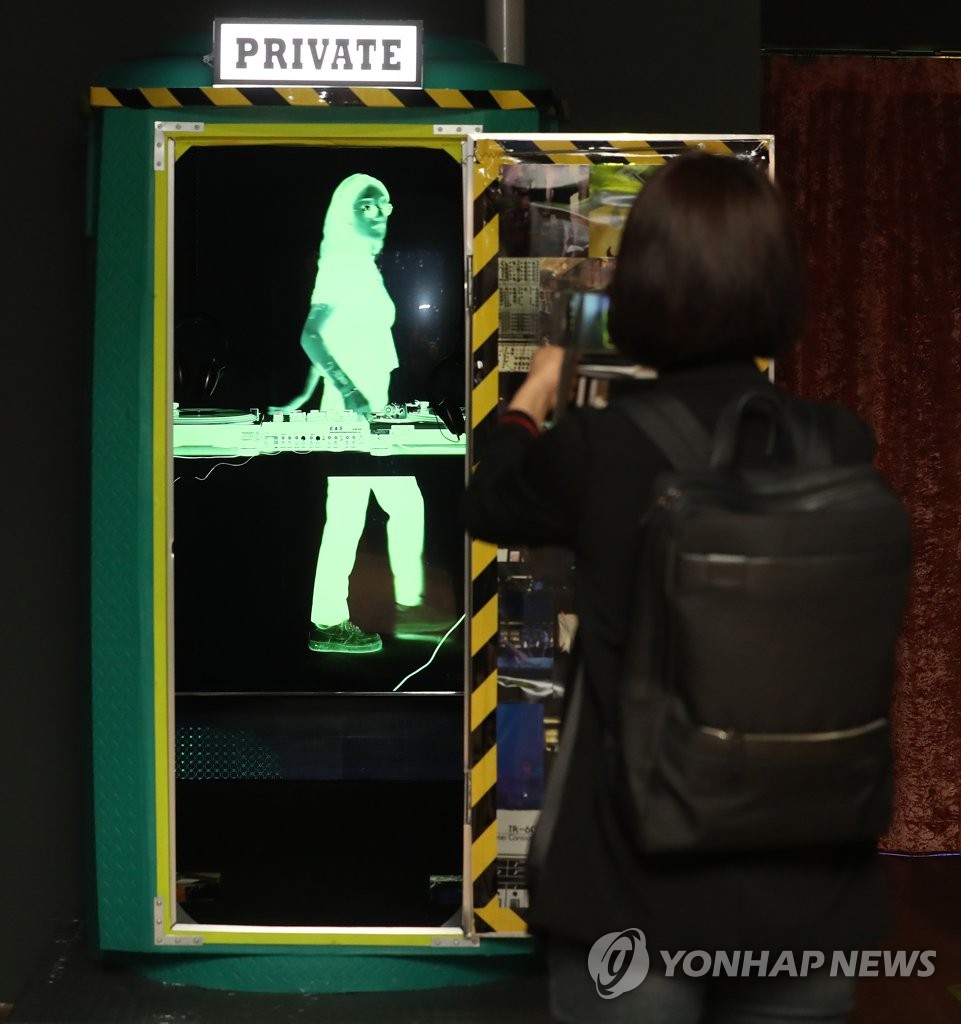 화장실 문 여니 클럽이?