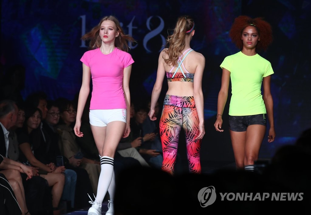 스포츠 웨어입은 모델들