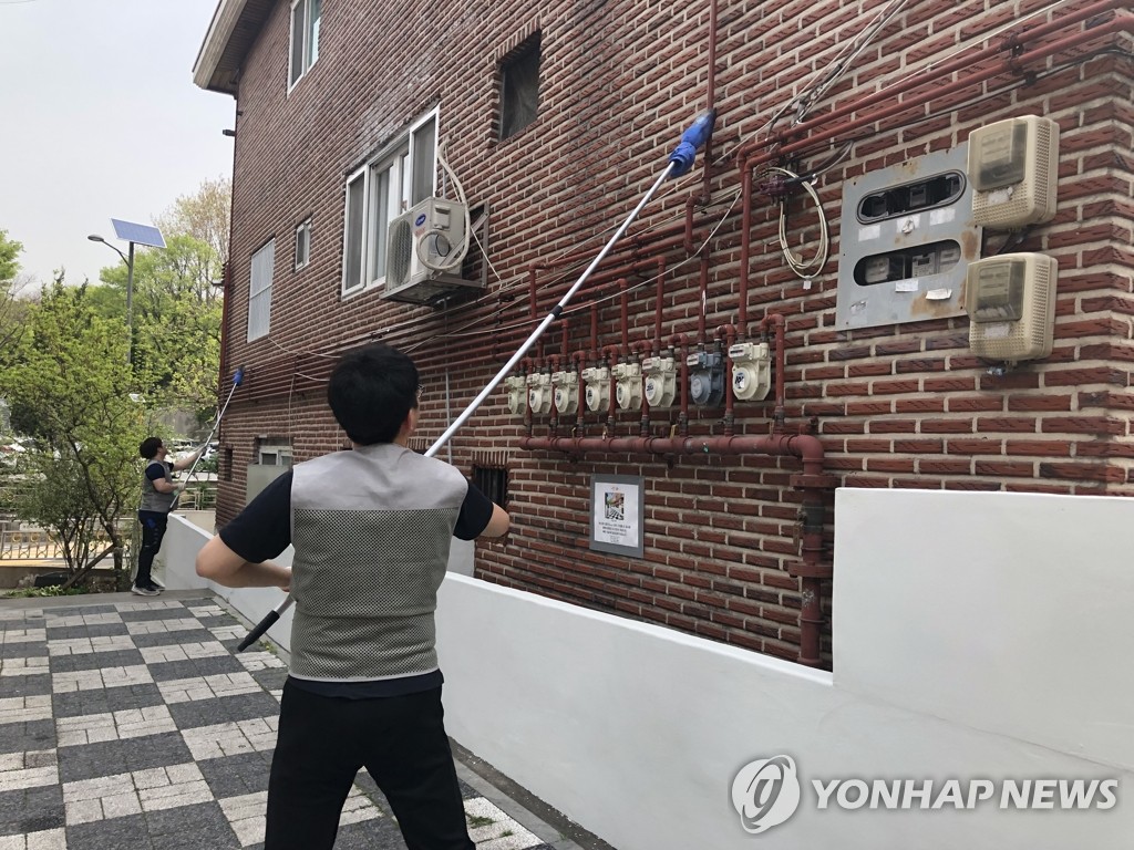 금천서, 범죄예방 위해 빌라 외벽에 특수형광물질 도포
