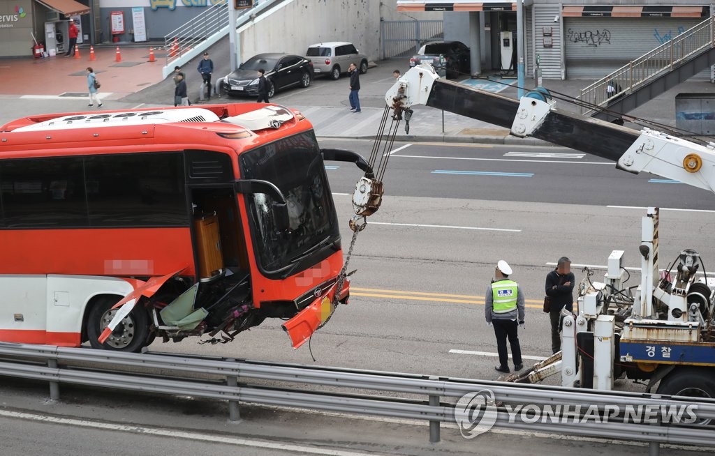 한남대로 가드레일과 충돌한 버스