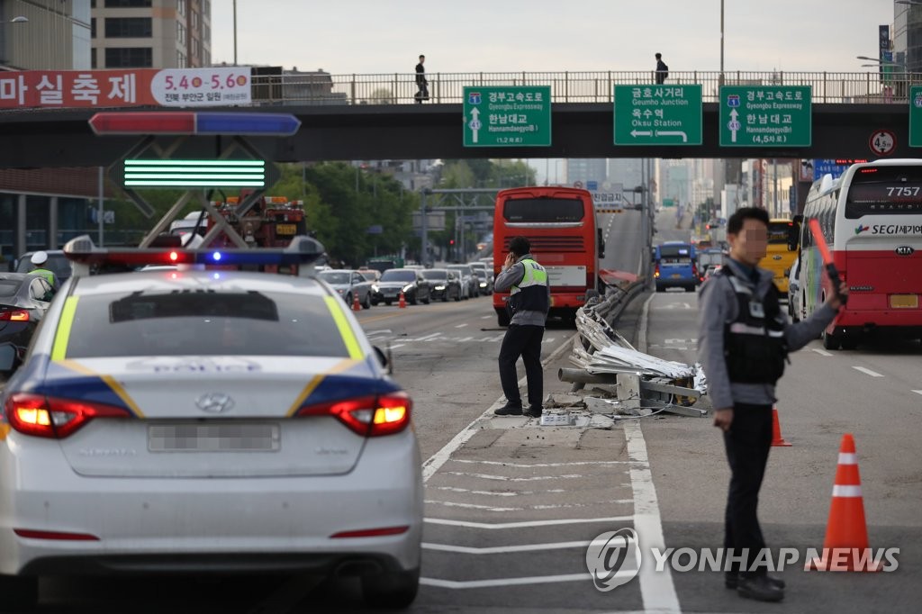한남대로 가드레일과 충돌한 버스