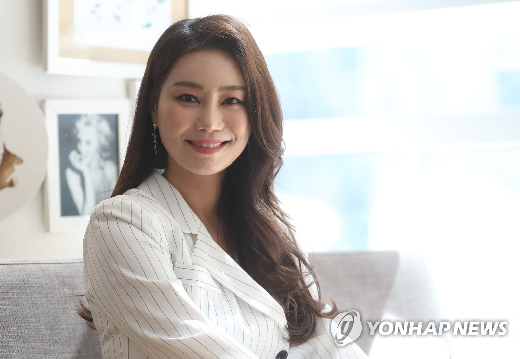 포즈 취하는 트로트 가수 김양