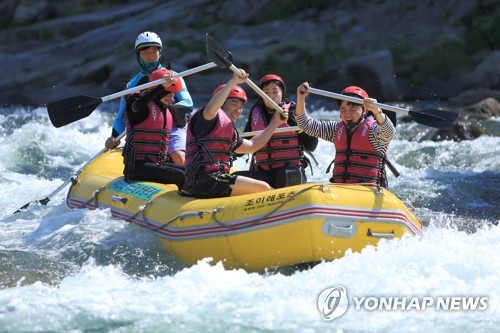 물살 가르며 짜릿한 스릴 만끽 인제 내린천 래프팅 시즌
