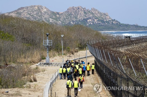 DMZ 평화의 길 인기 상한가…A코스는 하늘의 별 따기