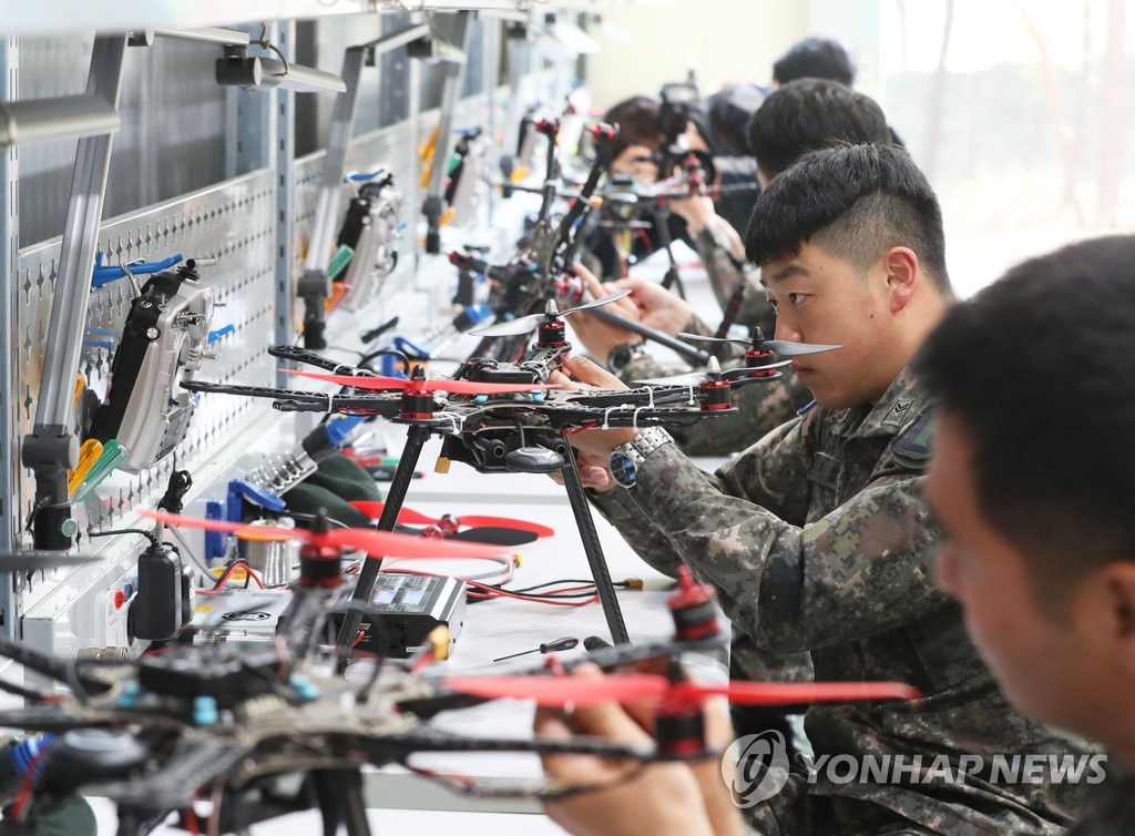 군사용 드론 조립 및 정비하는 장병들