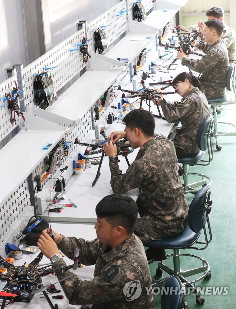 군사용 드론 조립 및 정비하는 장병들