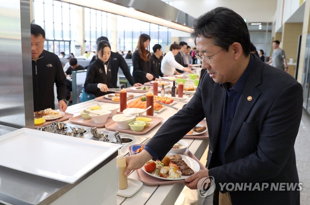 박양우 장관 진천선수촌 식당에서