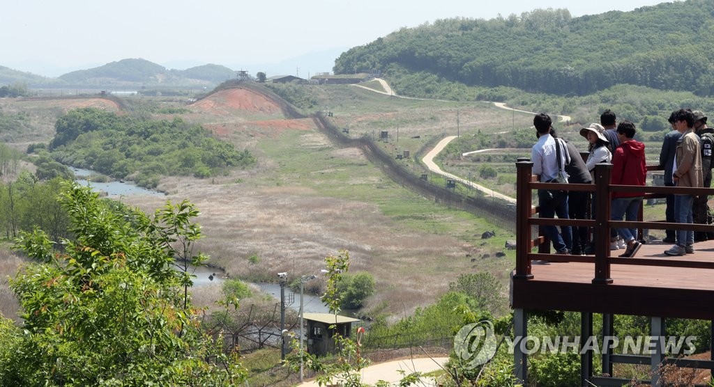 DMZ 평화의길 조망대에 오른 취재진들