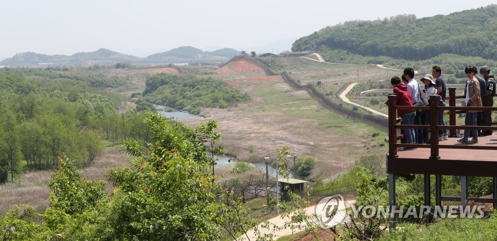 DMZ 평화의길 조망대에 오른 취재진들