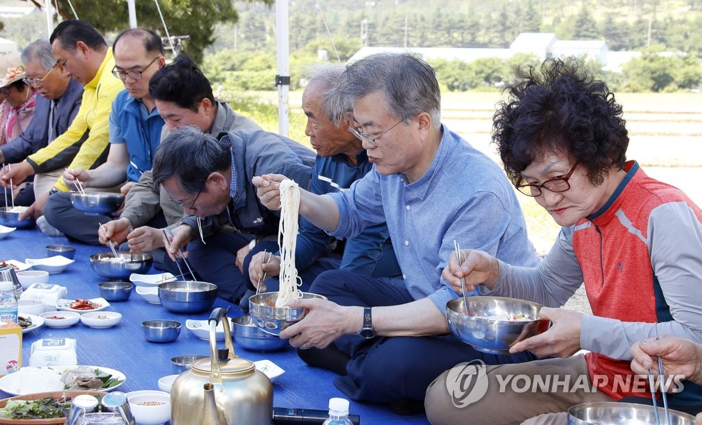 새참 먹는 문 대통령