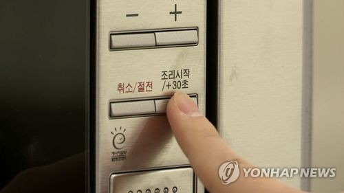 전자레인지에는 꼭 전용용기 사용…금속용기 절대 안 돼