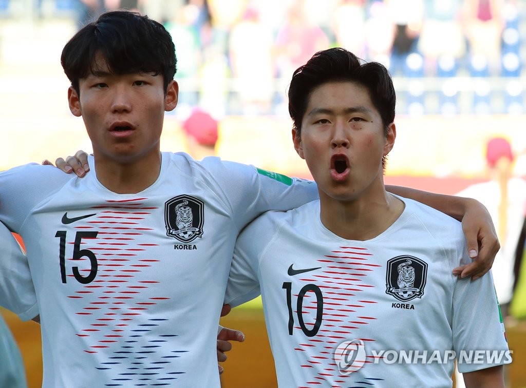 힘차게 애국가 부르는 이강인