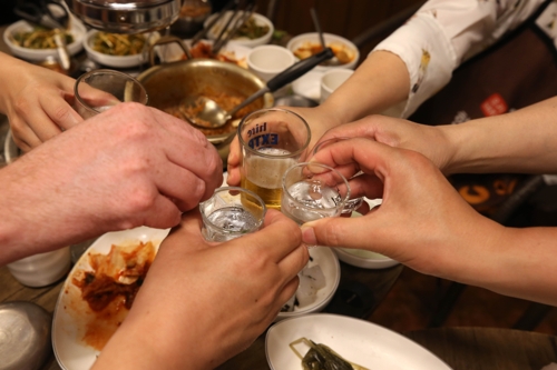 0.03％ 넘을라 원샷 대신 반샷, 소주 대신 음료, 9시 전 귀가