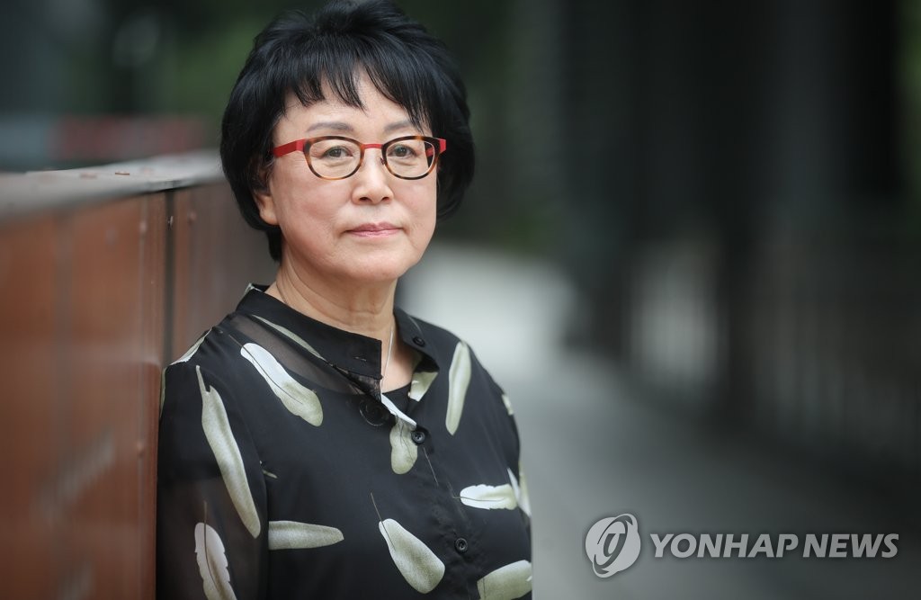 포즈 취하는 채윤희 올댓시네마 대표