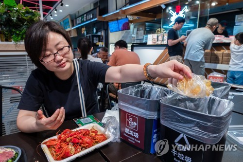 쓰레기 분리수거에 눈 뜬 14억의 나라 중국, 벌금제 속속 도입
