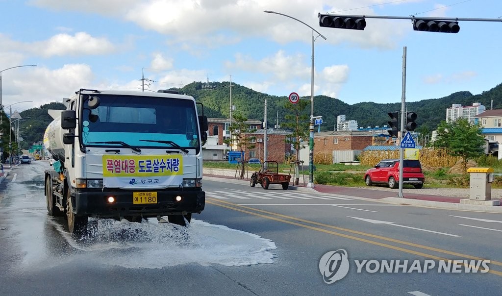도로 더위 식히는 살수차