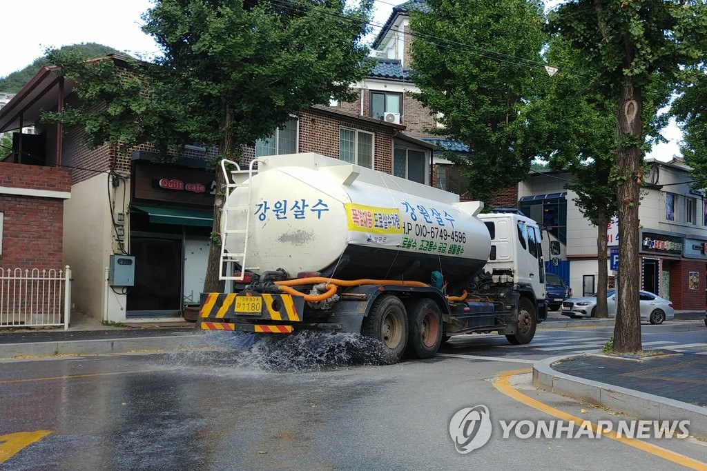 도로 더위 식히는 살수차