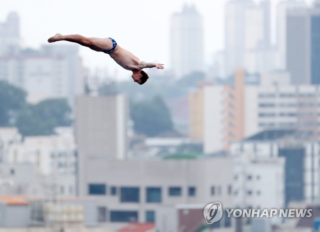 광주를 나르는 스티븐 로뷰