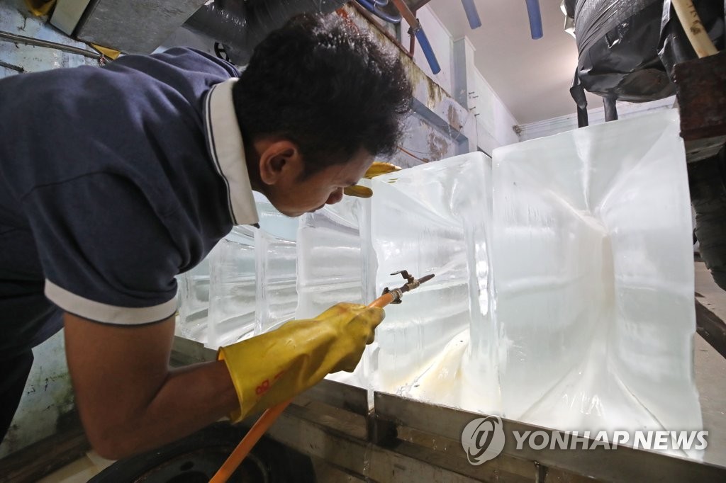 무더위 속 얼음 작업