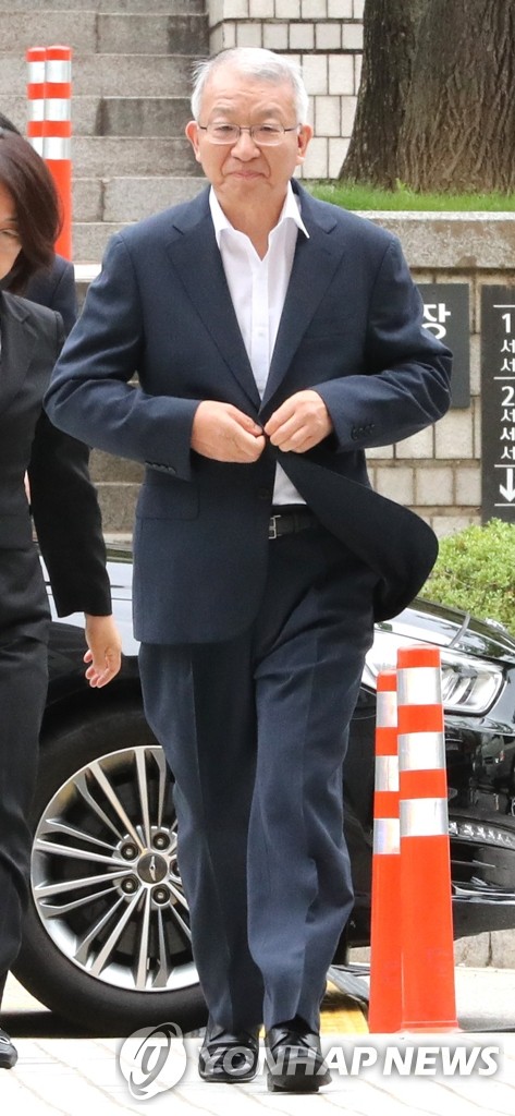 옷매무새 가다듬는 양승태