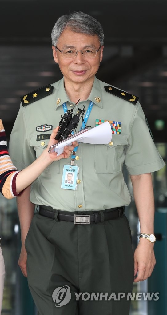 합참 나서는 두농이 중국 국방무관