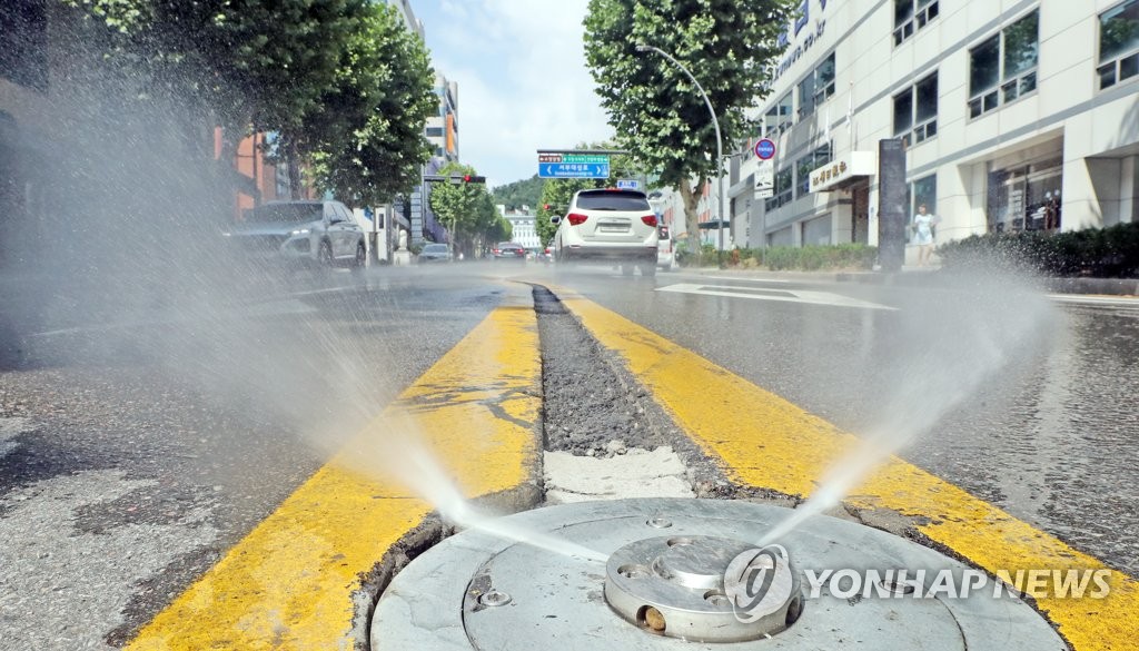 도로에 물 분사 클린로드