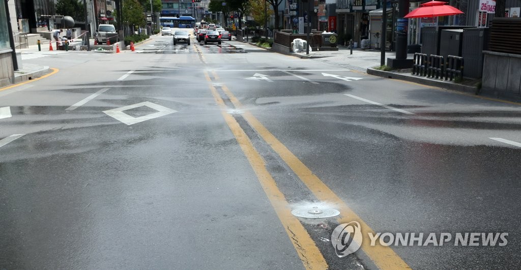 비 아닙니다 도로에 물 분사