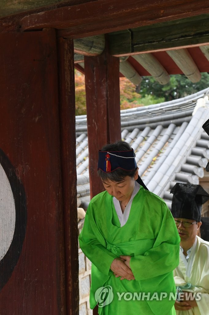 도산서원 상덕사에서 참배하는 정재숙 문화재청장