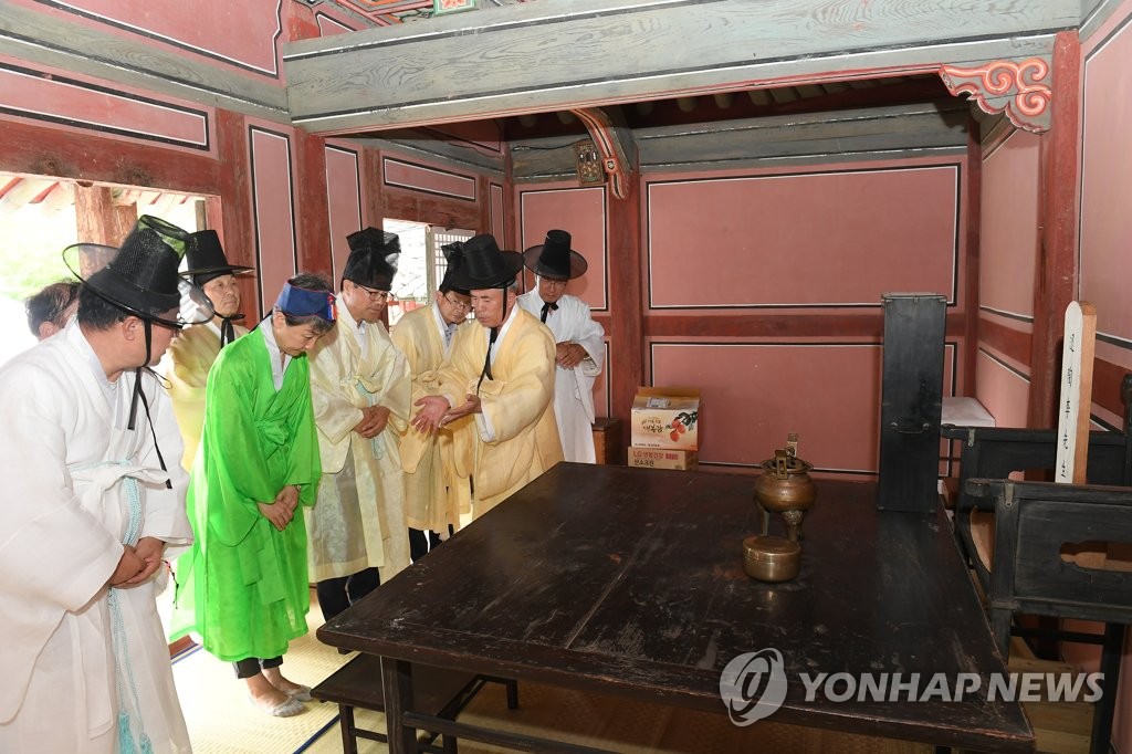 도산서원 상덕사에서 참배하는 정재숙 문화재청장
