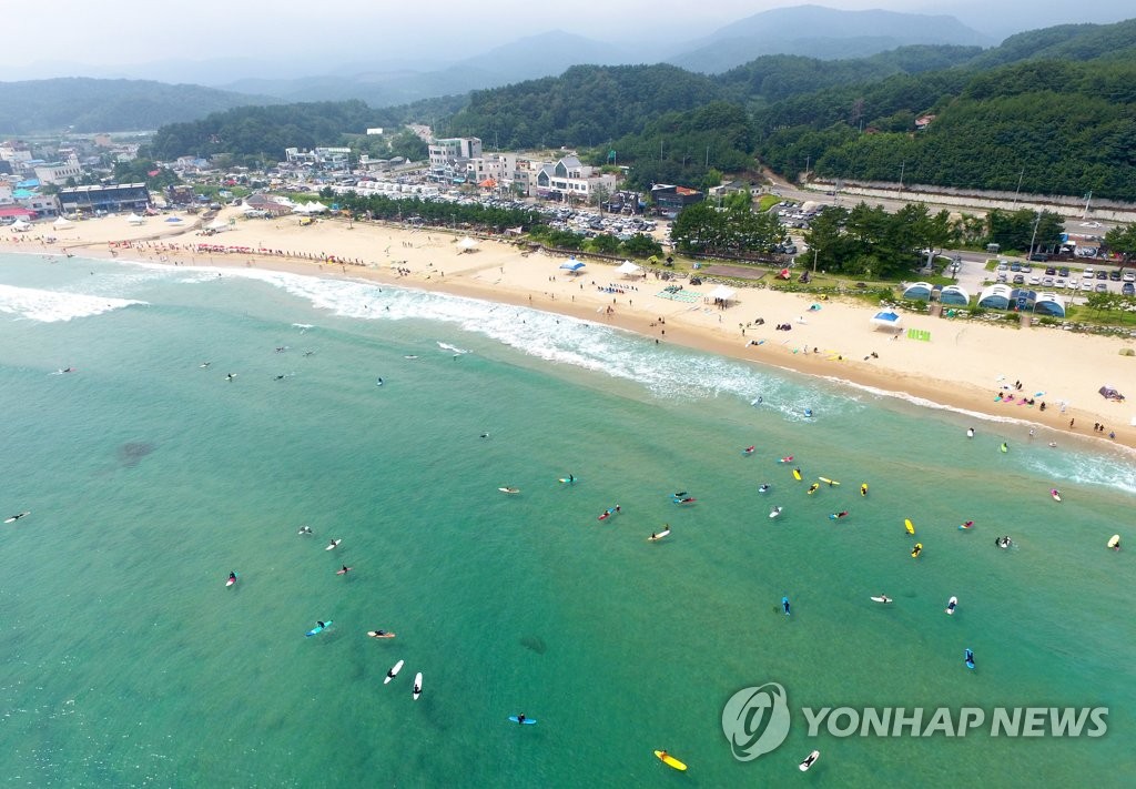 죽도해변 찾은 서퍼들