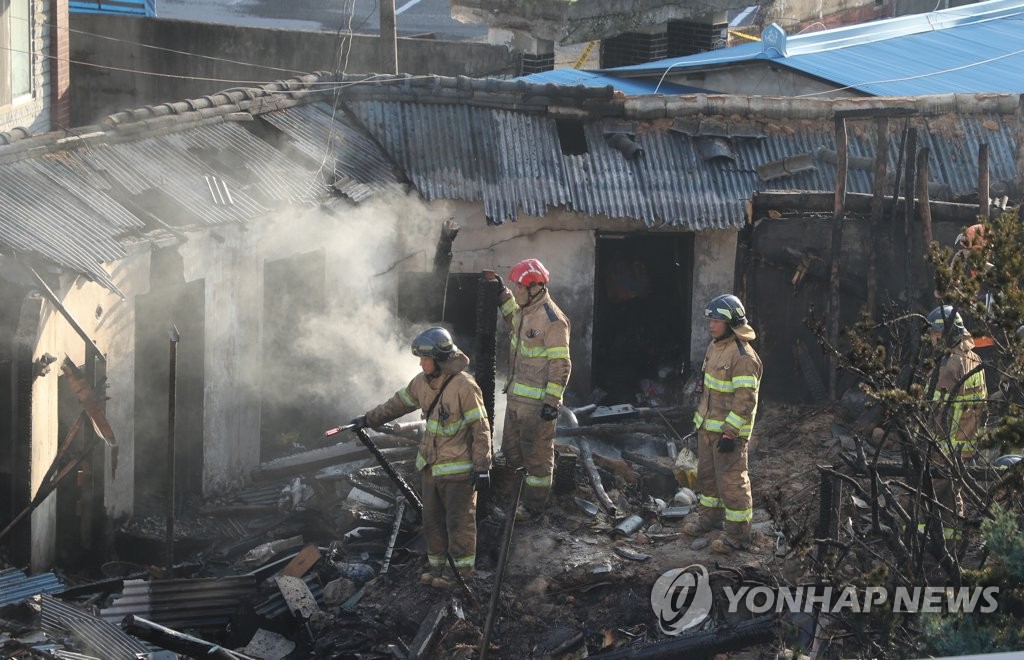 전주 여인숙 화재 진압하는 소방대원