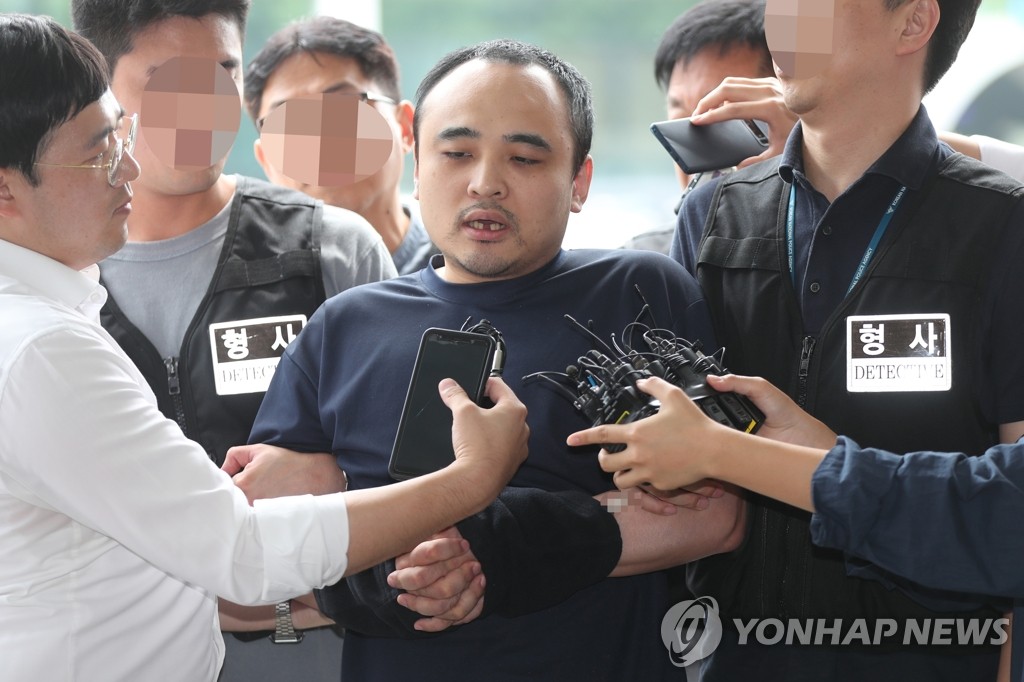 취재진 질문에 답하는 장대호