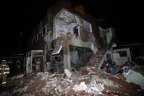 김천 화공약품 제조공장서 보일러 폭발…10여명 대피