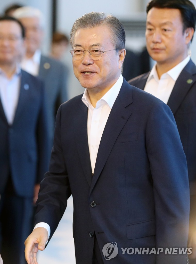 친환경 차 부품공장 기공식 입장하는 문 대통령