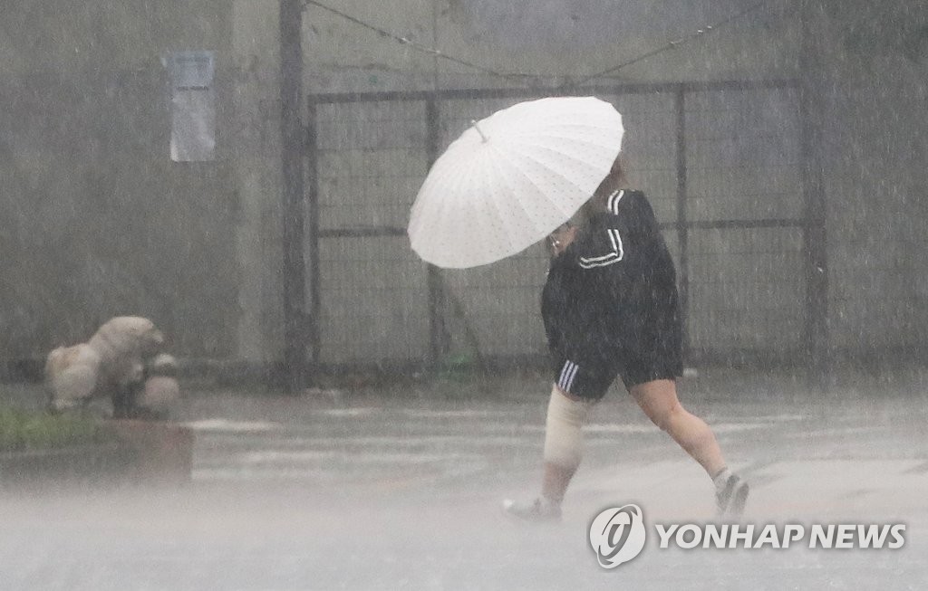 강한 바람과 비