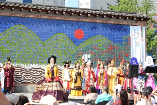 오색단장 2019 인사동 박람회…고전머리 한복패션쇼 선보여