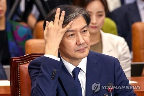 조국, 몰아치는 野 추궁에 후 한숨도…언쟁은 피해