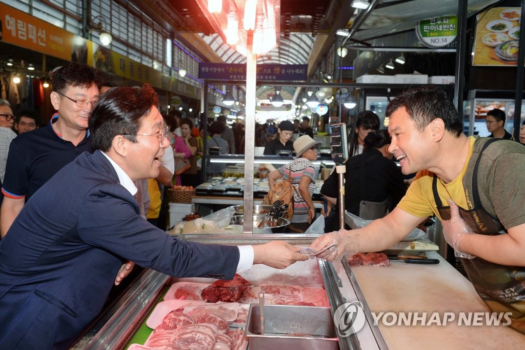 온누리 상품권 결제하는 성윤모 산업장관