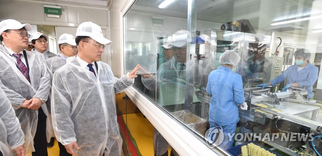 러시아 K-푸드기업 팔도도시락 현지공장 찾은 홍남기 부총리