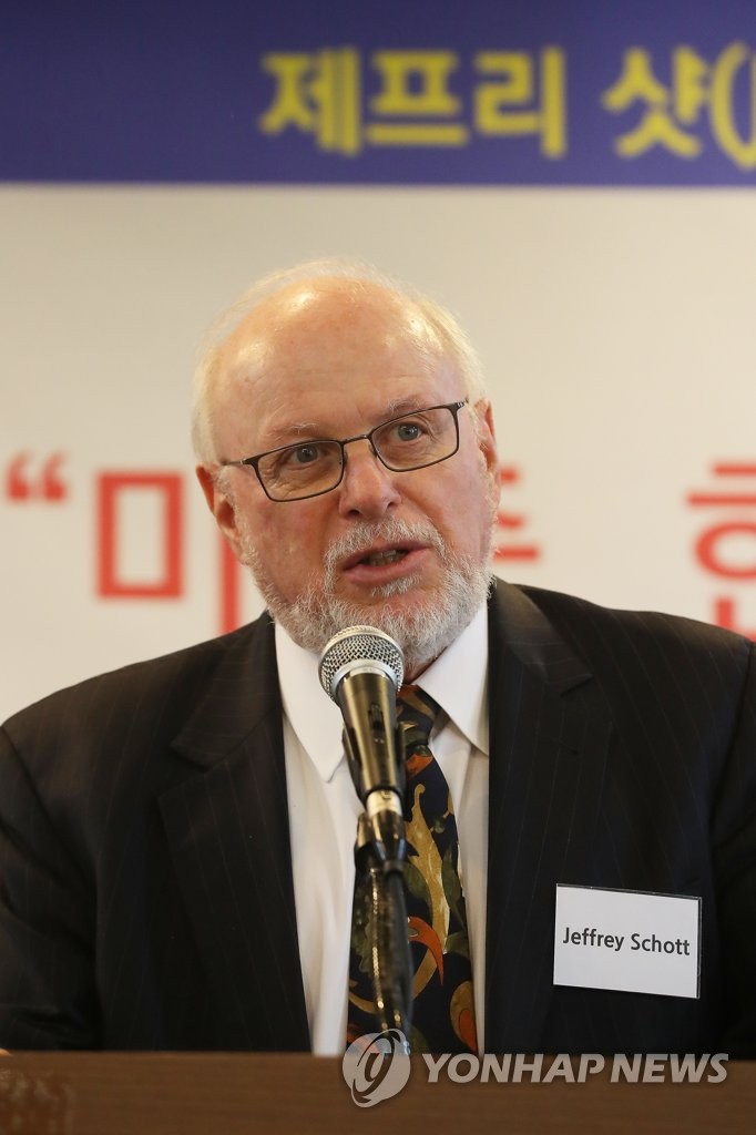 초청 강연하는 제프리 샷