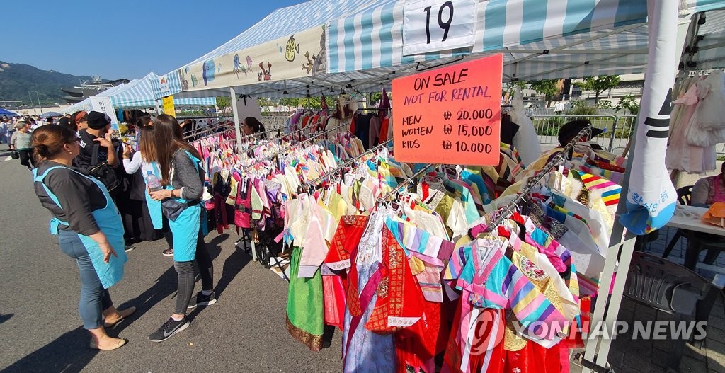 외국인들의 한복사랑, 대여보다 구매?