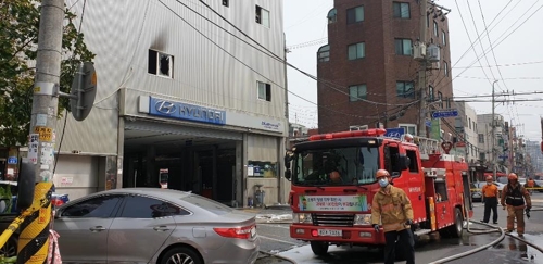 서울 석촌동 자동차 정비소에서 불…직원 20여명 대피