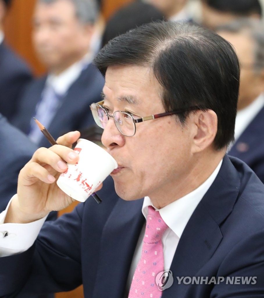 물 마시는 김상선 한국과학기술기획평가원 원장