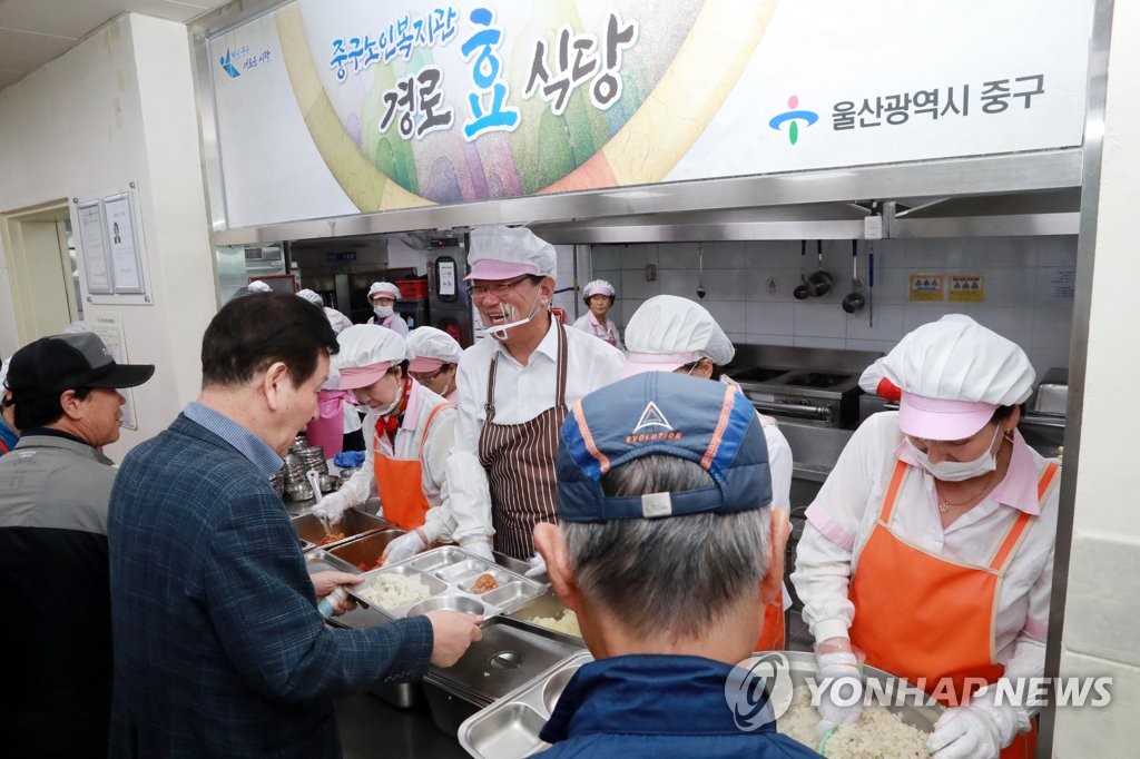 배식 봉사 나선 울산시장