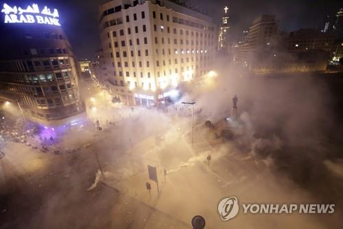 왓츠앱 수수료에 뿔난 레바논 시민들 거리로…정권퇴진