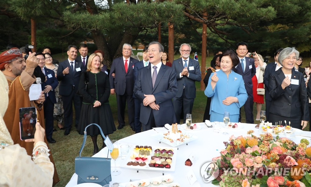 주한외교단 초청 리셉션, 건배 대신 손하트