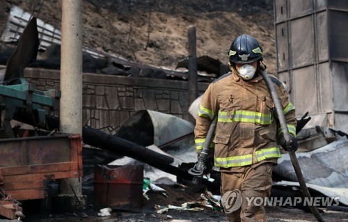 한국시리즈 1차전 잠실 마운드에 산불 진압 소방관 선다(종합)