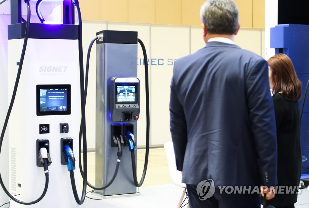 재생에너지 산업 제품 살펴보는 방문객들