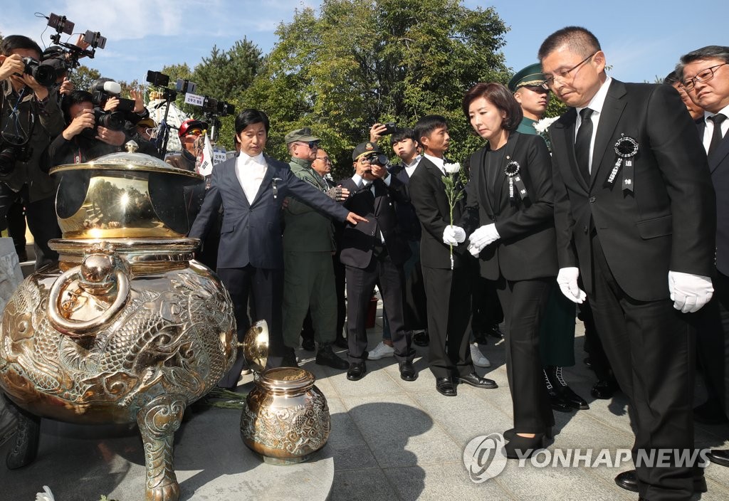 황교안·나경원, 박정희 전 대통령 40주기 추도식 참석