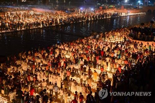 인도 디왈리 축제 등잔 40만9천개 불 밝혀 기네스 기록